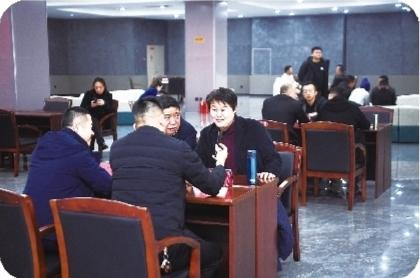 軍創(chuàng)企業(yè)代表與產(chǎn)業(yè)項(xiàng)目負(fù)責(zé)人對(duì)接洽談。