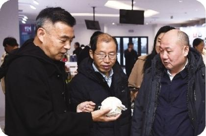 軍創(chuàng)企業(yè)代表了解當(dāng)?shù)靥厣r(nóng)副產(chǎn)品。