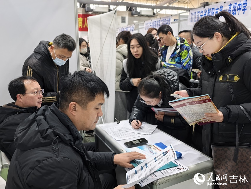 招聘會現場展位前。姜迪 攝