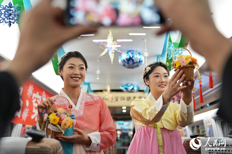 沈白高鐵列車上奏響“文化交響曲”。人民網(wǎng)記者 李洋攝