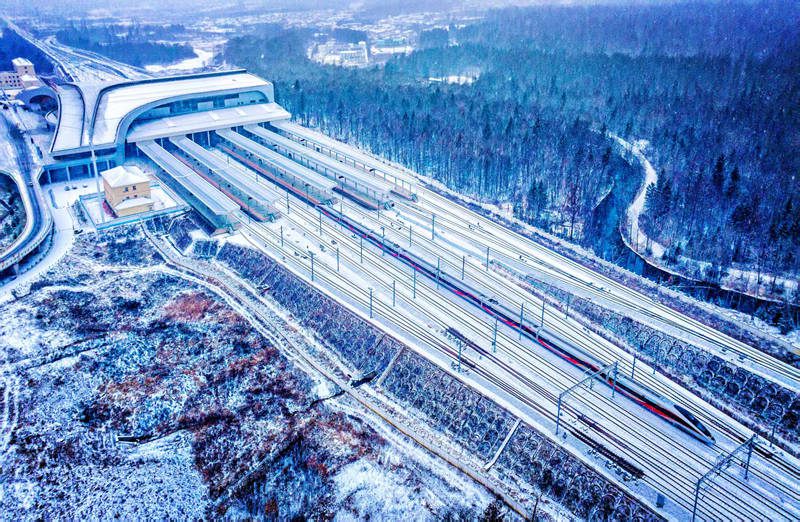 11月27日，一列智能“復(fù)興號(hào)”動(dòng)車組駛出長(zhǎng)白山高鐵站。孫立君 攝