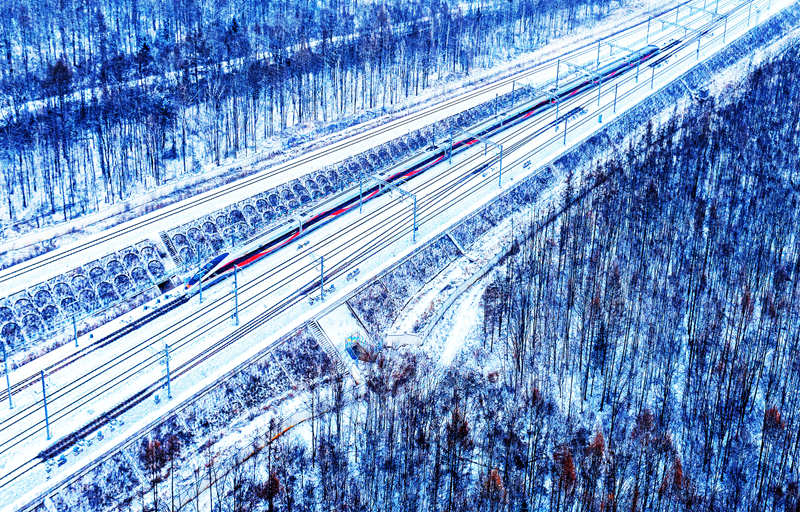 行進(jìn)在林海雪原的沈白高鐵列車。孫立君 攝