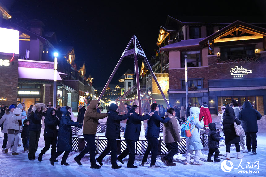 11月27日，游客在白山市華美勝地度假區篝火晚會上舞蹈。人民網記者 李洋攝