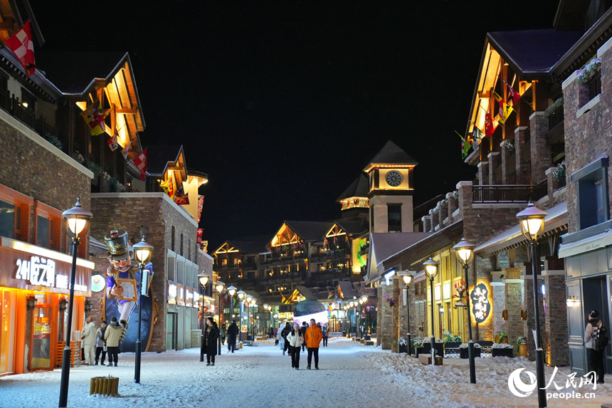 11月27日，游客在白山市華美勝地度假區欣賞雪景。人民網記者 李洋攝