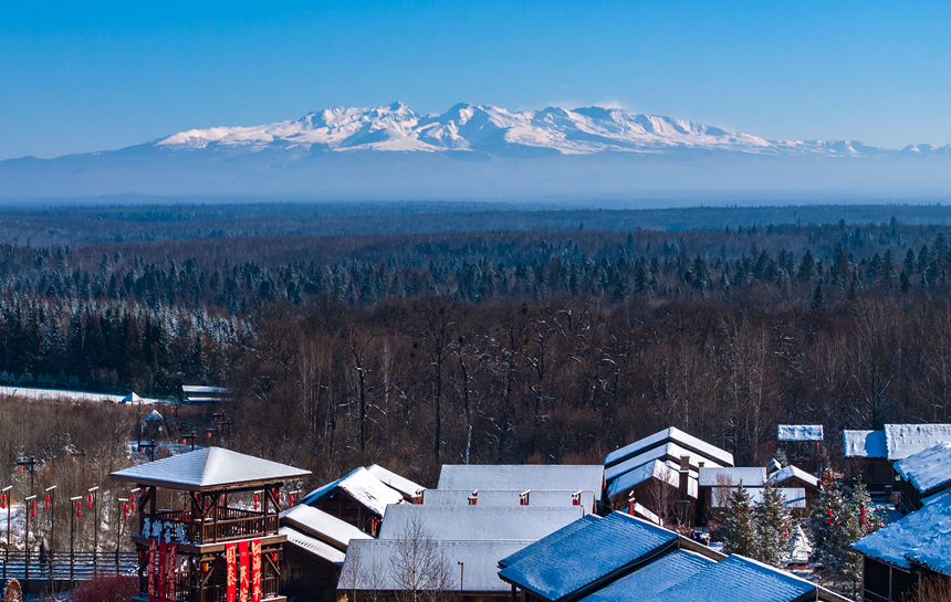 在白山市撫松縣的雪鄉客棧遠眺長白山美景。孫立君攝