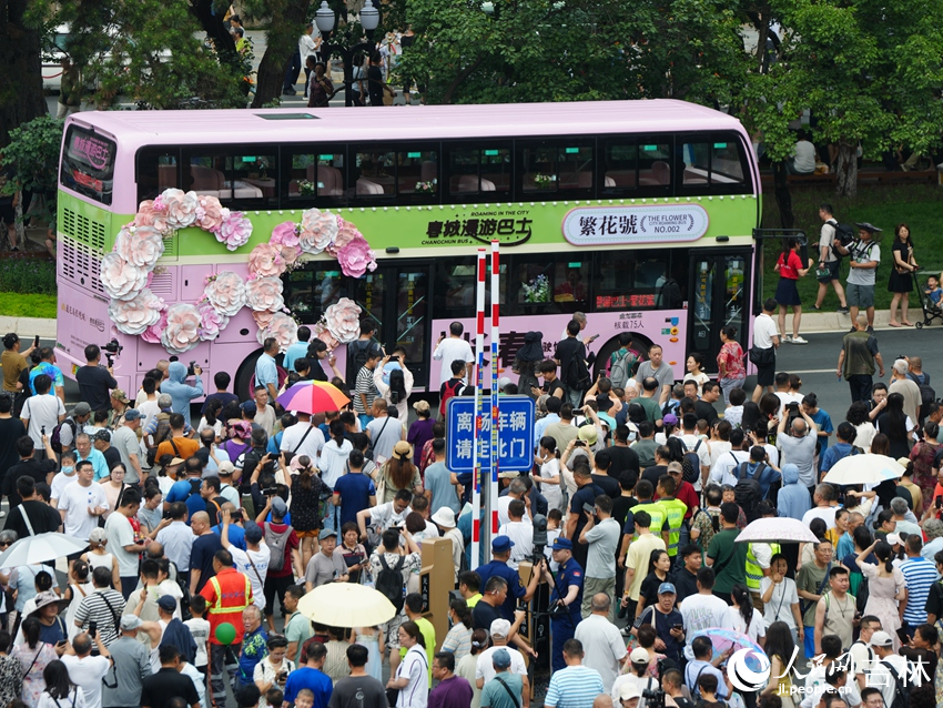 春城漫游巴士繁華號前游客排起長隊(duì)。人民網(wǎng)記者 李洋攝