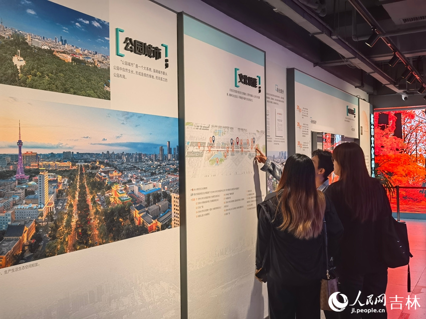 游客參觀長春歷史文化博物館。人民網(wǎng)記者 馬俊華攝