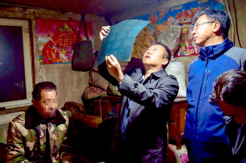 荊濤到群眾家走訪慰問(wèn)