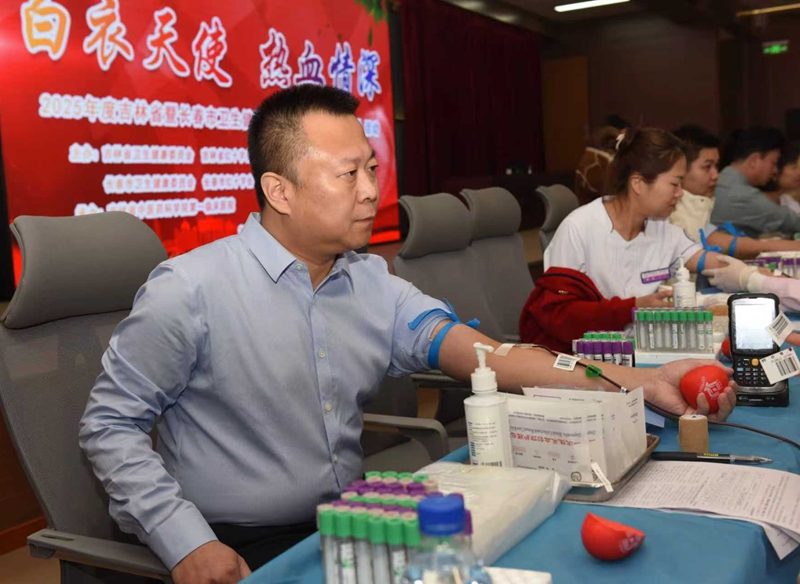荊濤承辦省衛(wèi)生健康系統(tǒng)無(wú)償獻(xiàn)血月活動(dòng)并帶頭獻(xiàn)血