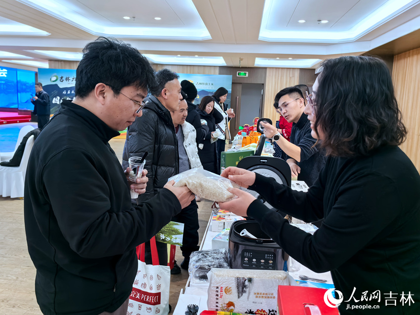 活動現場，現燜的米飯剛一出鍋，熱氣騰騰，香氣撲鼻，引來不少采購商品嘗。人民網記者 王海躍攝