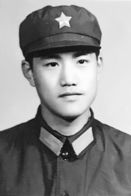 1980年2月楊海波首次佩戴第一次領(lǐng)章帽徽珍貴留影