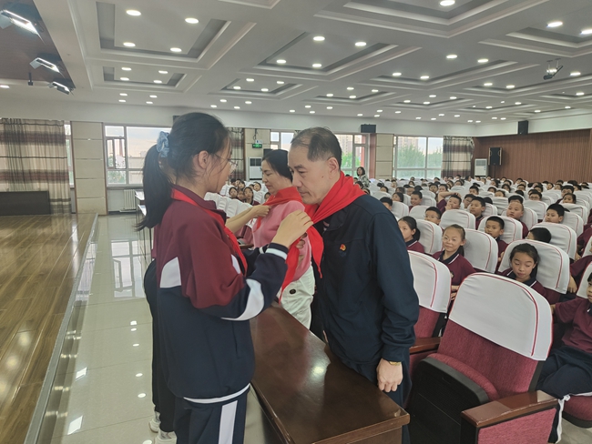 楊海波授聘雷鋒小學(xué)校外輔導(dǎo)員