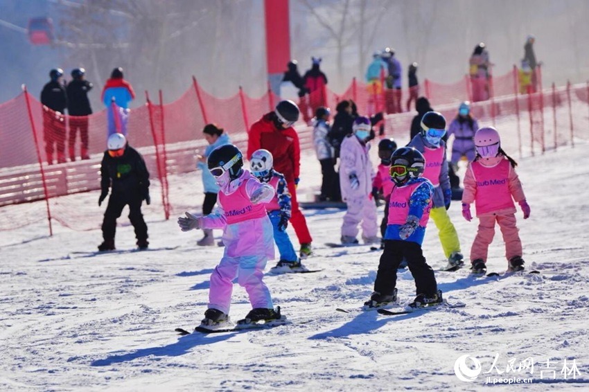 吉林省專門為義務教育階段學生設立的首個“冰雪假期”，讓孩子們擁有了盡情玩冰嬉雪的專屬時光。人民網記者 李洋攝