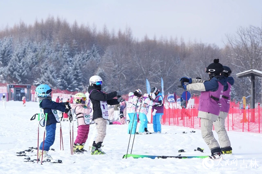 吉林“季節限定”冰雪假，為冰雪經濟的熱力故事寫下了一個強勁的開篇。人民網記者 李洋攝