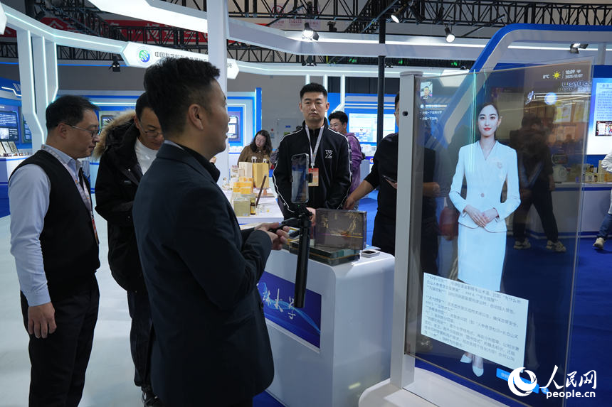 觀眾在博覽會上與AI智能影像互動。人民網(wǎng)記者 李洋攝