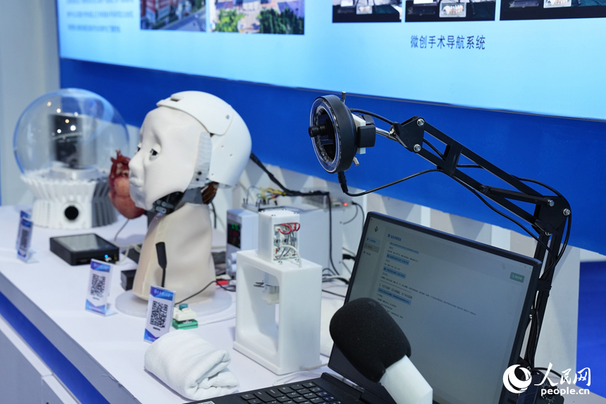 博覽會上展出的新款醫療設備。人民網記者 李洋攝