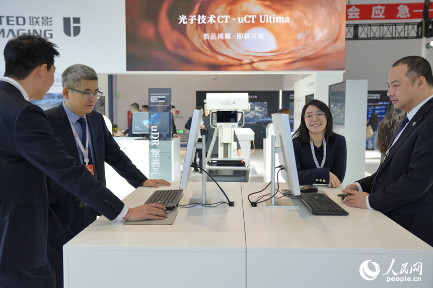 參展商在展會洽談。人民網記者 李洋攝