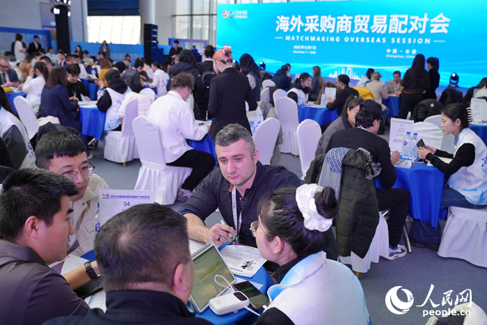 海外采購商與醫藥代表洽談。人民網記者 李洋攝