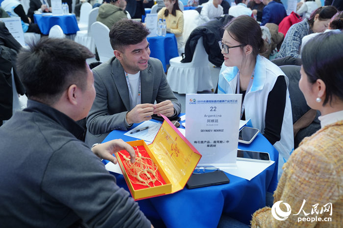 海外采購商與醫藥代表洽談。人民網記者 李洋攝
