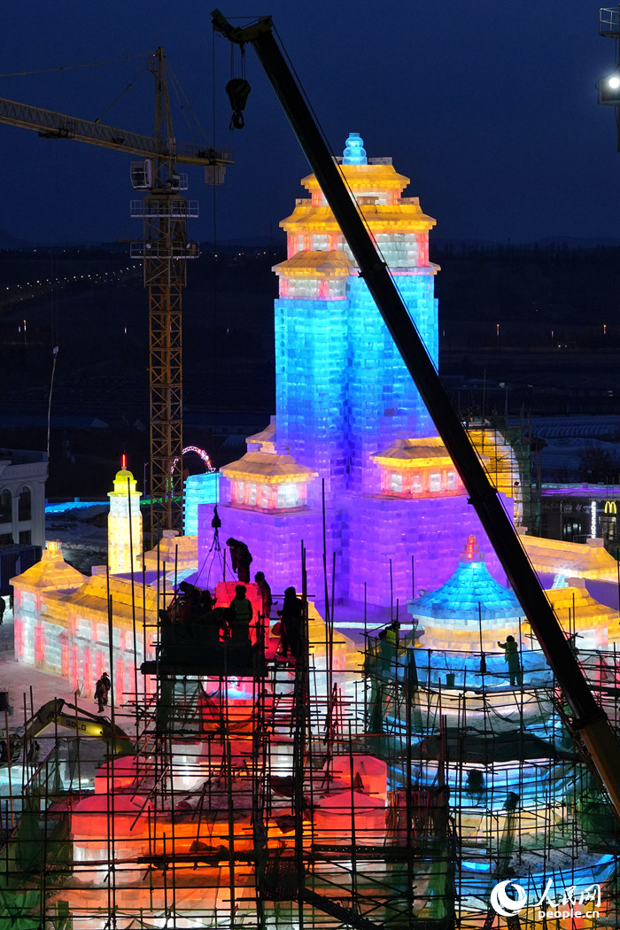 工人正在景區里施工。人民網記者 李洋攝