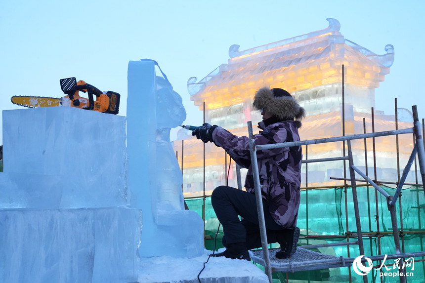 工人正在園區內雕刻冰雕。人民網記者 李洋攝