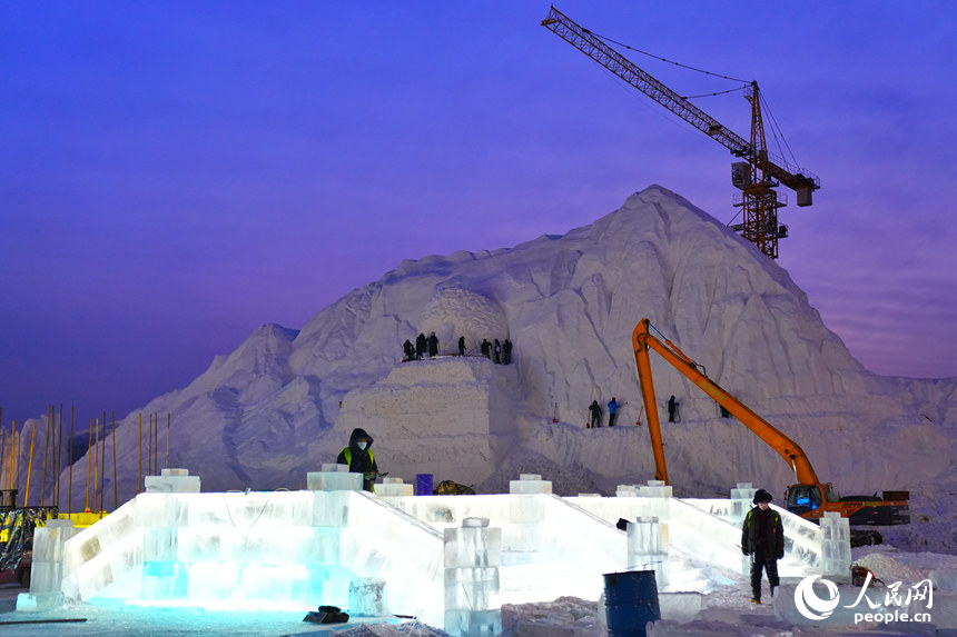 長春冰雪新天地建設(shè)現(xiàn)場。人民網(wǎng)記者 李洋攝