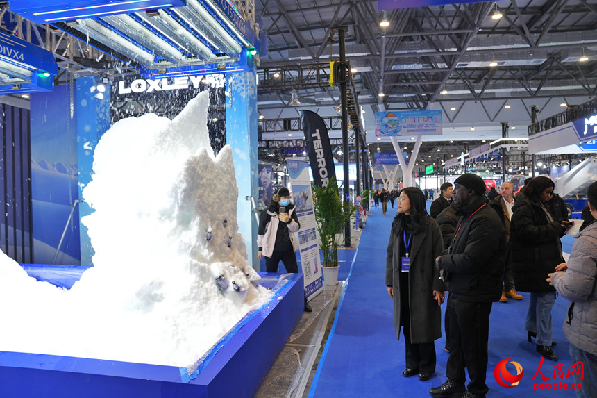 觀眾在雪博會上觀看機器造雪過程。人民網記者 李洋攝