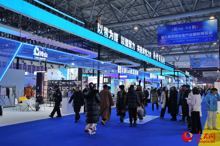 觀眾在雪博會(huì)上參觀。人民網(wǎng)記者 李洋攝