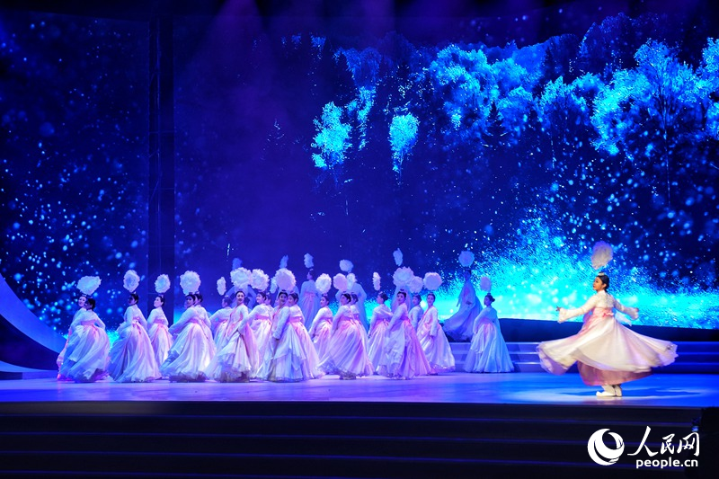 《冰雪之光》文藝推介演出。人民網(wǎng)記者 李洋攝