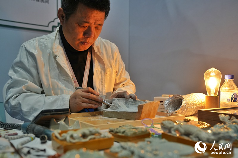 非遺傳承人在現場制作手工藝品。人民網記者 李洋攝
