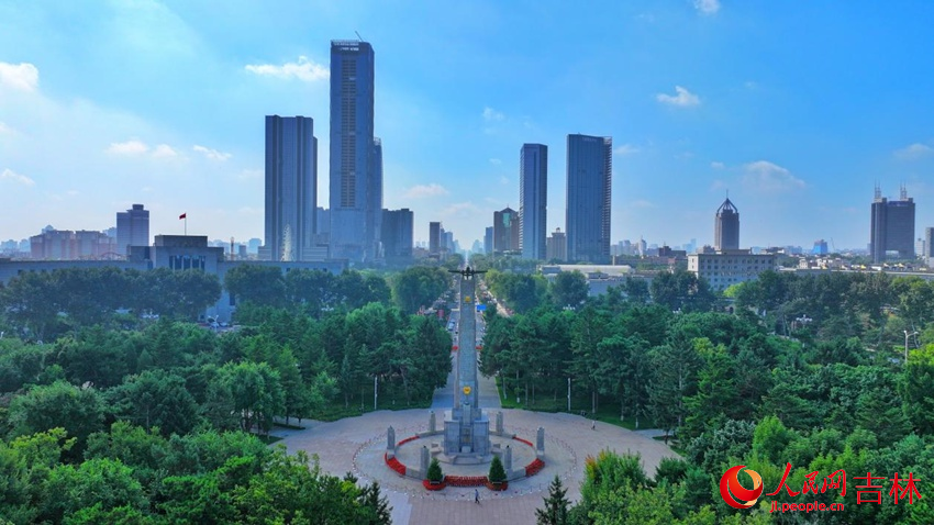 人民廣場內(nèi)，修繕一新的蘇軍烈士紀(jì)念塔。人民網(wǎng)記者 李洋攝