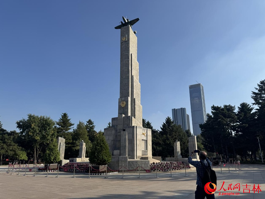 用鏡頭記錄蘇聯(lián)紅軍烈士紀(jì)念塔的侯志國。人民網(wǎng)記者 李思玥攝