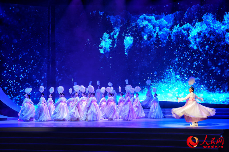 《冰雪之光》文旅推介演出。人民網(wǎng)記者 李洋攝