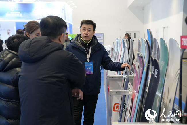 游客在雪博會上購買滑雪板。人民網記者 李洋攝