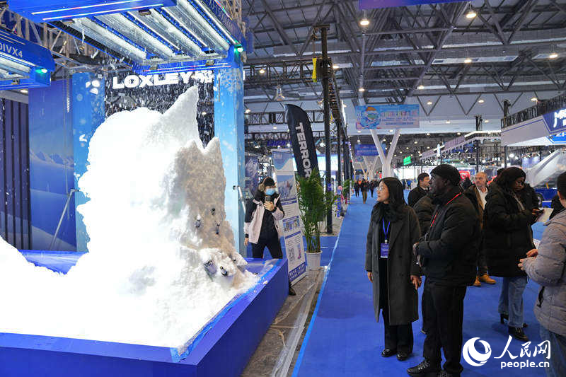 游客在雪博會上感受冰雪科技。人民網記者 李洋攝