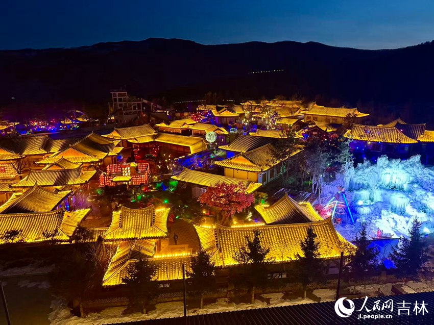 琵巖山的朝鮮族風(fēng)格建筑群在夜色中燈火璀璨。人民網(wǎng)記者 李思玥攝