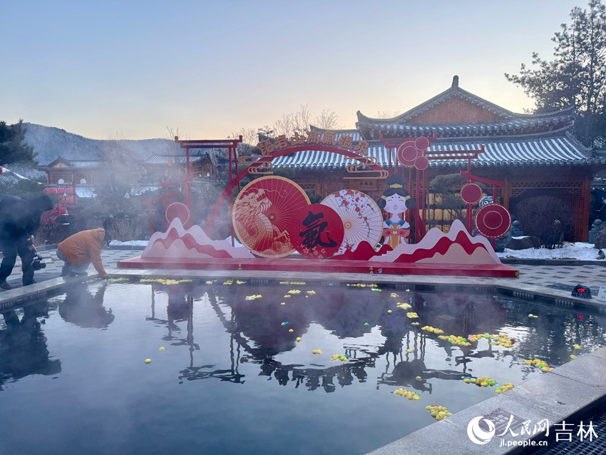 戶外溫泉池霧氣氤氳，游客可體驗(yàn)“冰火兩重天”的泡湯樂(lè)趣。人民網(wǎng)記者 李思玥攝