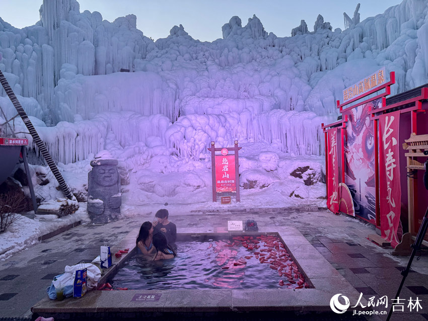 今年冬季，琵巖山溫泉冰瀑景觀全面升級(jí)。人民網(wǎng)記者 李思玥攝