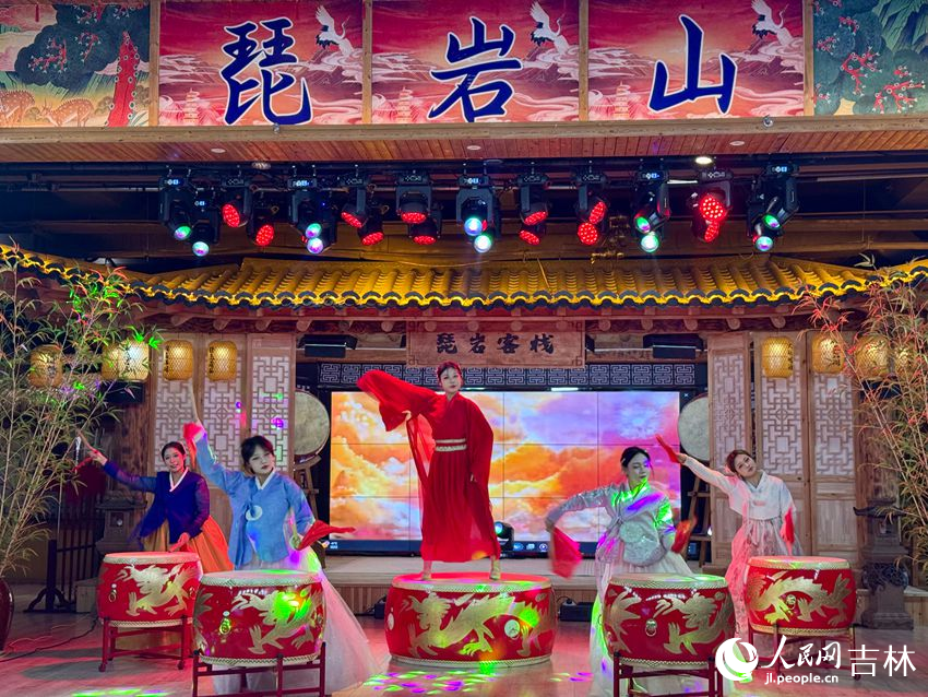 身著民族服飾的表演者敲鼓起舞。人民網(wǎng)記者 李思玥攝