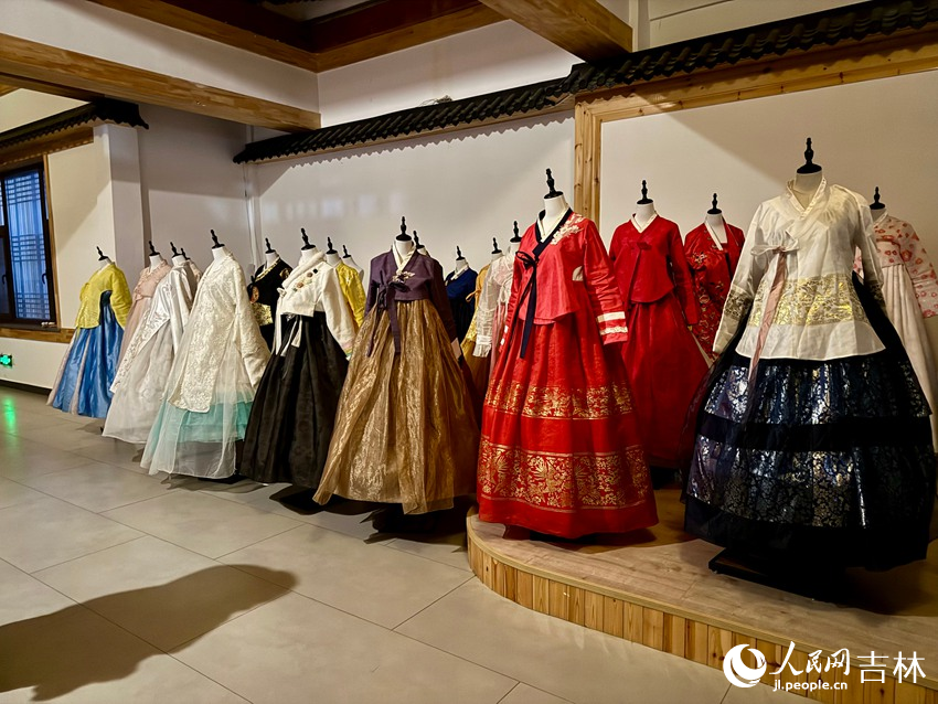 景區(qū)設(shè)有朝鮮族服飾免費(fèi)體驗(yàn)區(qū)，近百套傳統(tǒng)服飾供游客穿戴拍照。人民網(wǎng)記者 李思玥攝