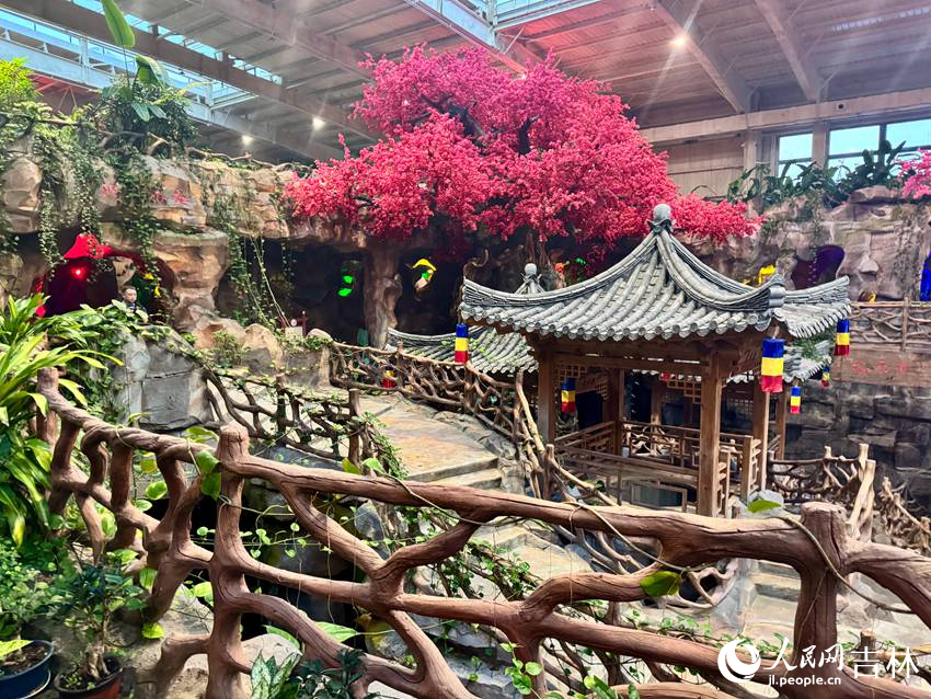 室內(nèi)溫泉區(qū)。人民網(wǎng)記者 李思玥攝