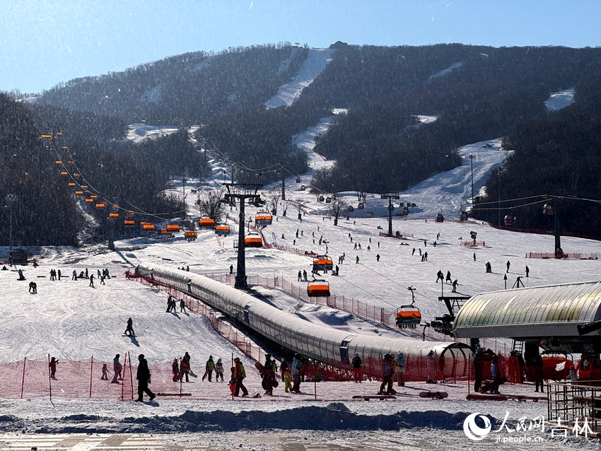 松花湖度假區滑雪場。人民網記者 李思玥攝