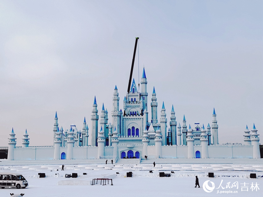 12月27日上午，長春肆季南河粉雪嘉年華進入開園前的最后準備階段。人民網記者 李思玥攝