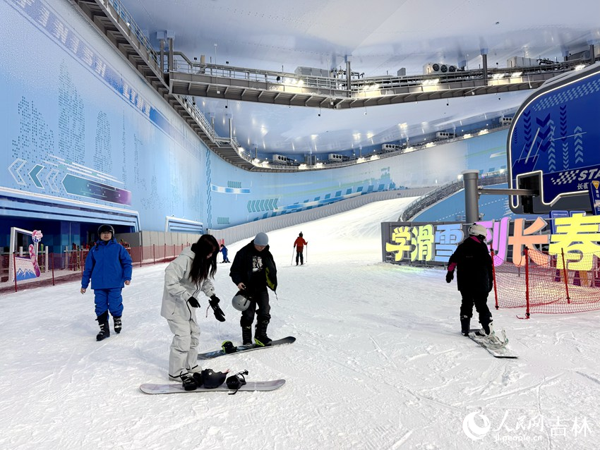 12月27日上午，已有滑雪愛好者在長春萬達茂滑雪場完成了首次滑行。人民網記者 李思玥攝
