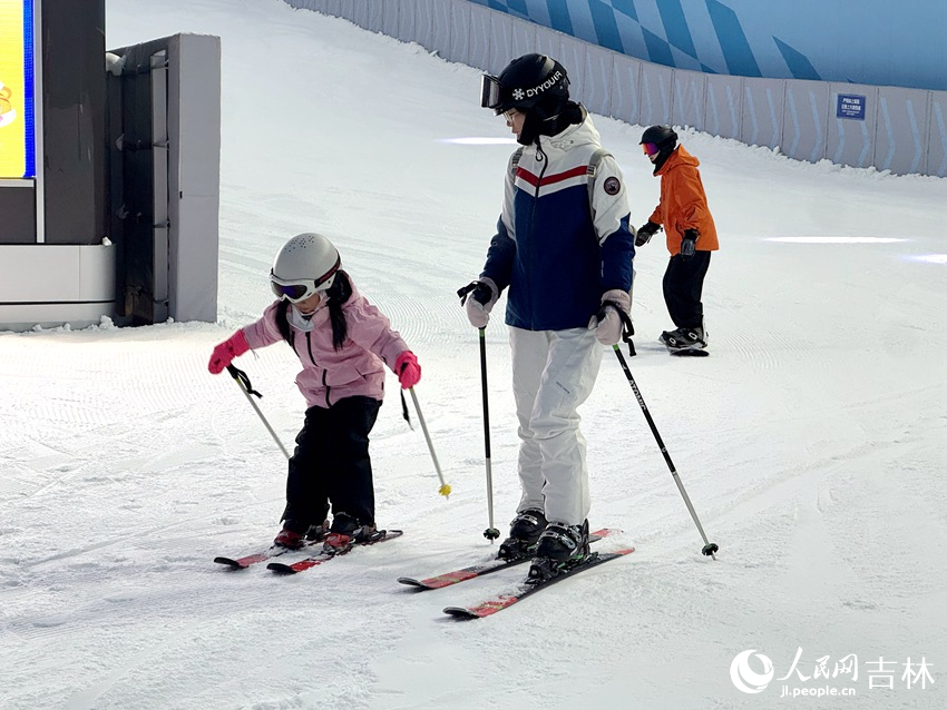 小朋友在教練的指導下專注地練習滑雪動作。人民網記者 李思玥攝