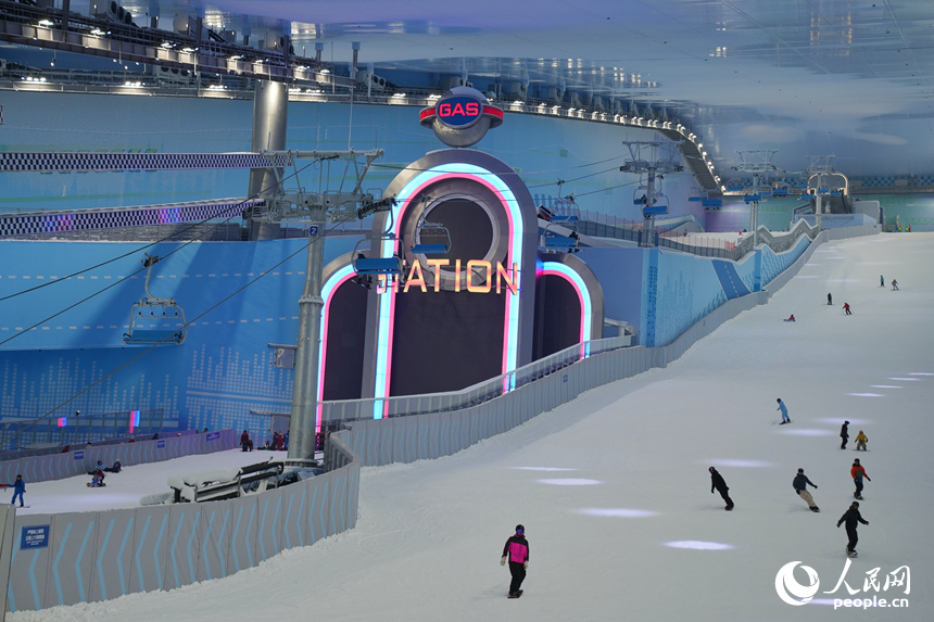 滑雪愛好者在恒溫室內(nèi)滑雪場(chǎng)滑雪。人民網(wǎng)記者 李洋攝