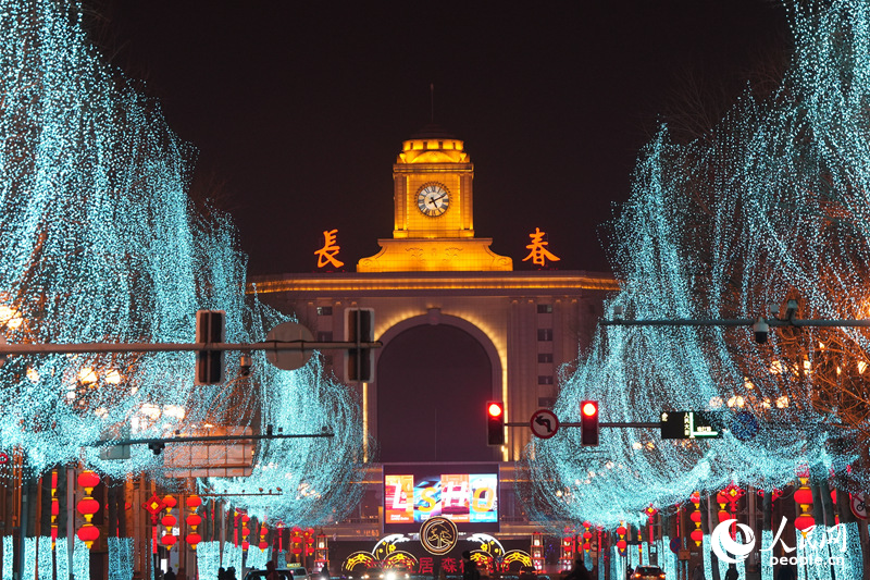1月17日，隨著新春佳節(jié)臨近，長春市節(jié)日氛圍愈發(fā)濃厚。城區(qū)內張燈結彩，火紅的燈籠點綴著街頭巷尾，為即將到來的新年繪上了一筆喜慶的“中國紅”。人民網(wǎng)記者 李洋攝