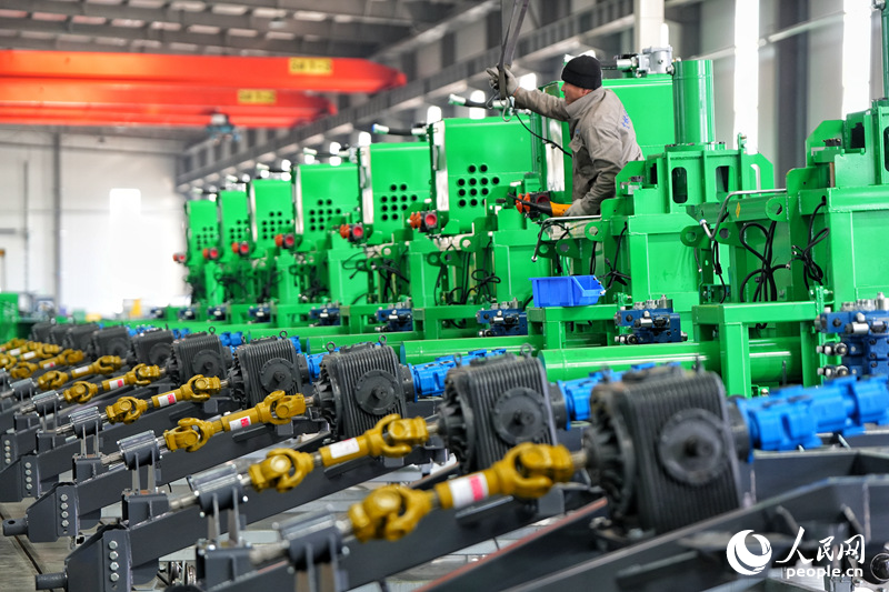 3月15日，在長春市九臺區(qū)的一間間民營工廠里，一條條生產(chǎn)線正開足馬力生產(chǎn)，以滿足不斷增長的訂單需求。近年來，九臺區(qū)把發(fā)展民營經(jīng)濟作為壯大區(qū)域經(jīng)濟的重要抓手，持續(xù)優(yōu)化民營經(jīng)濟發(fā)展環(huán)境，助力民營經(jīng)濟高質量發(fā)展。人民網(wǎng)記者 李洋攝