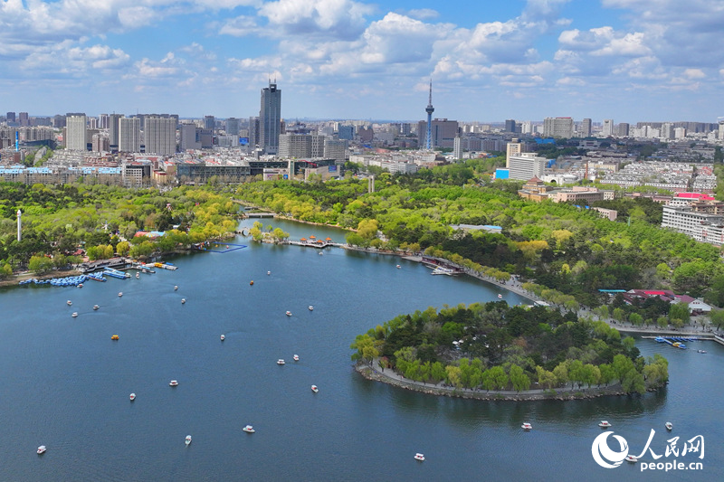 5月15日，長春市滿眼皆是綠意，市民游客紛紛走進公園盡享綠滿家園的宜居環(huán)境。2025年長春市通過啟動拆圍、退距、透綠工作，釋放道路、綠地等空間超72萬平方米，讓綠色景觀擁抱城市，極大提升了城市風貌和百姓的幸福感。人民網(wǎng)記者 李洋攝