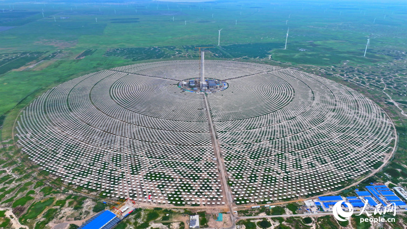 8月3日，吉林白城吉西基地魯固直流140萬千瓦外送項目1單元光熱100MW工程正加緊施工。近年來，吉林充分利用該省西部地區(qū)豐富的“風光”資源，加快推動新能源示范項目投產(chǎn)達效，延長氫基綠能全產(chǎn)業(yè)鏈，推動資源稟賦轉化為發(fā)展動能。人民網(wǎng)記者 李洋攝